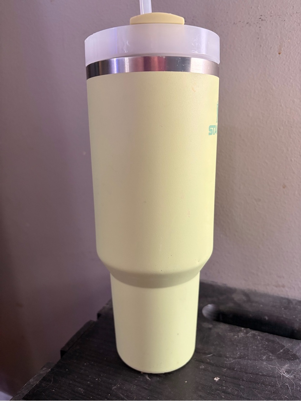 Pre loved CITRON 40 oz Stanley - Picture 4 of 6